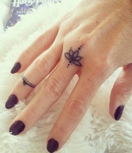 25 Nuovi Tatuaggi Piccoli Mani E Dita Foto Idee