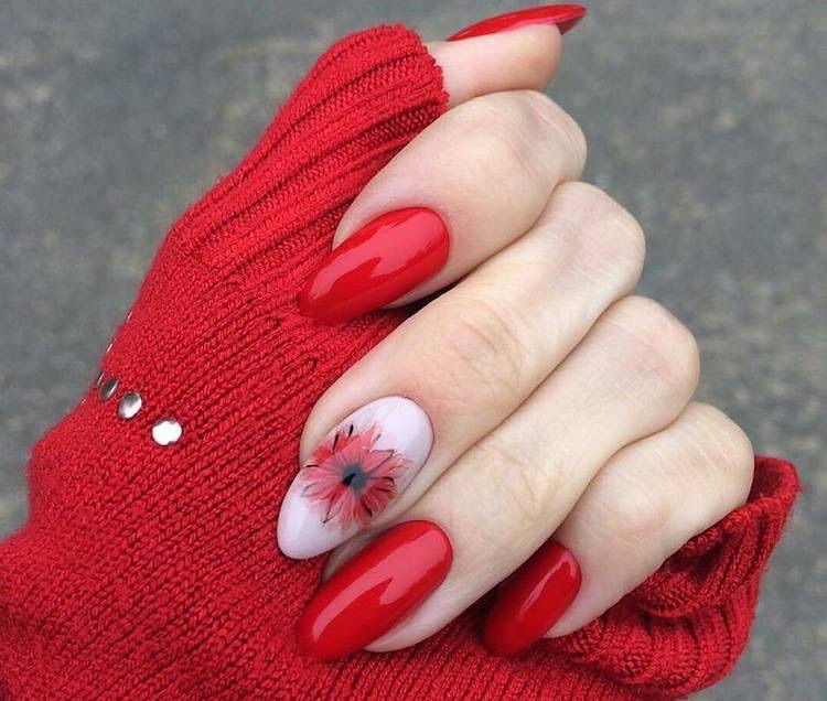 manicure invernali rosse con nail art fiore