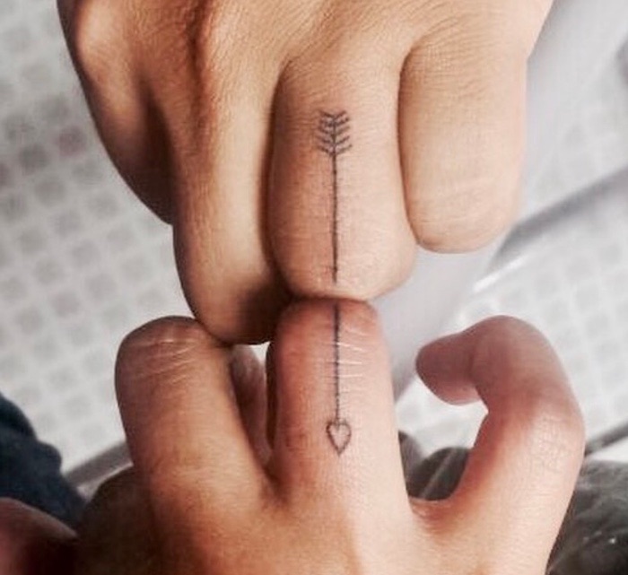 freccia cuore simbolo tatuaggio mani coppia