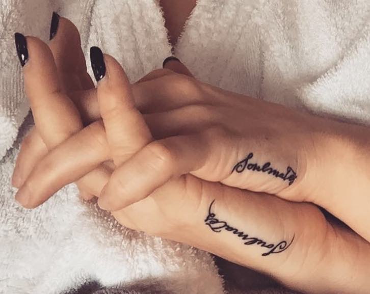 tatuaggi di coppia sulla mano frasi