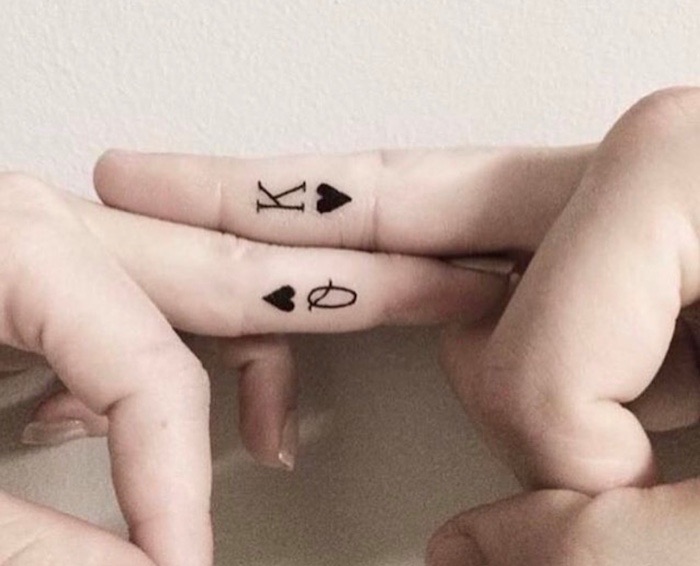 tatuaggi per coppie mani