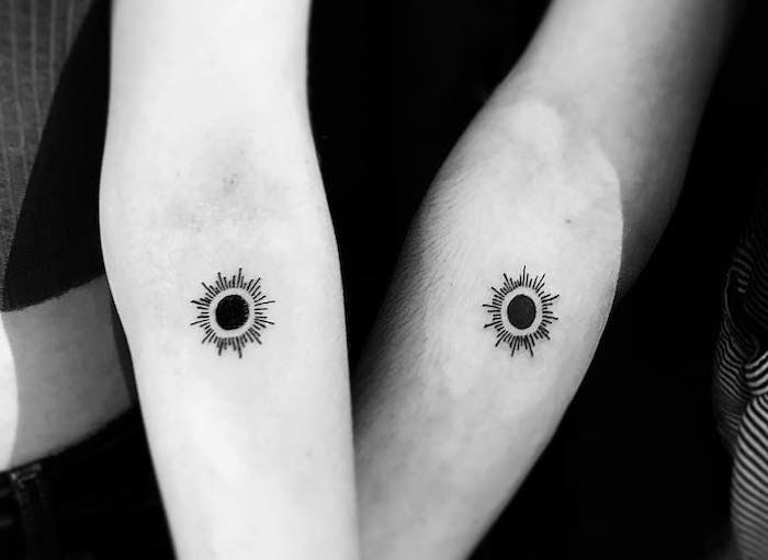tatuaggio uguale coppia braccio luna