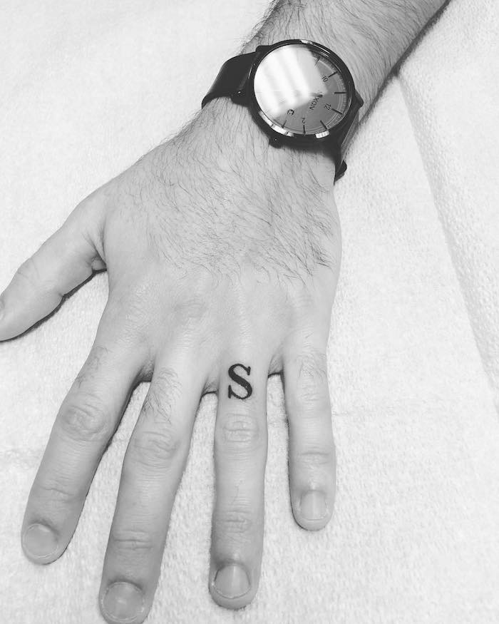 tatuaggi maschili mani dita