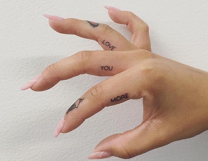 tatuaggi piccoli dita scritte cuore